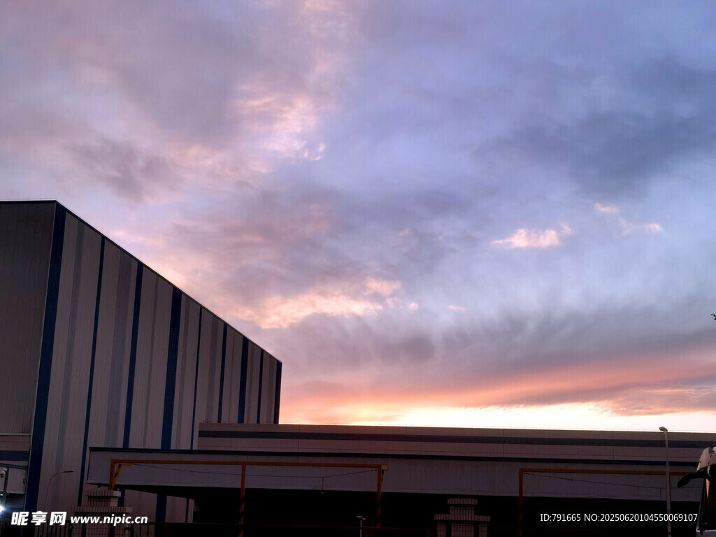 夕阳下的建筑与绚丽云彩