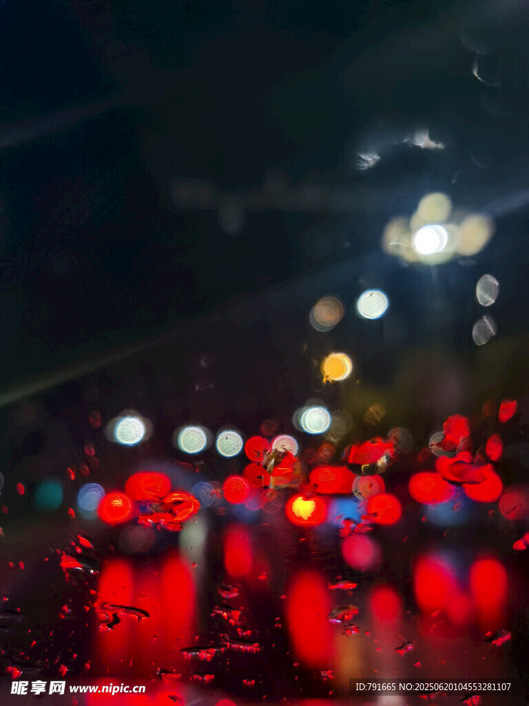 雨夜车窗上的斑斓灯光