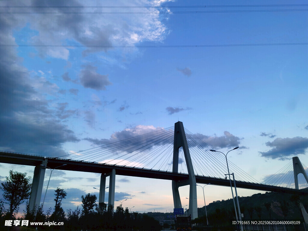 壮丽大桥横跨天际