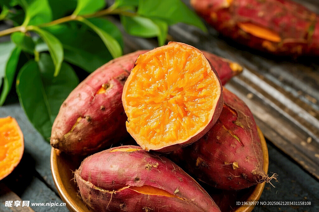 木盘里的香甜红心红薯