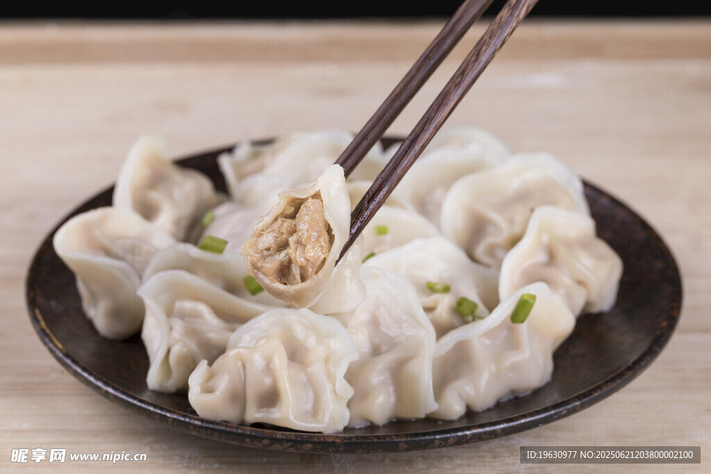 筷子夹起的美味饺子
