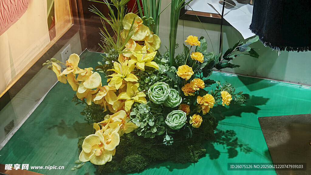 黄色花卉插花作品展示
