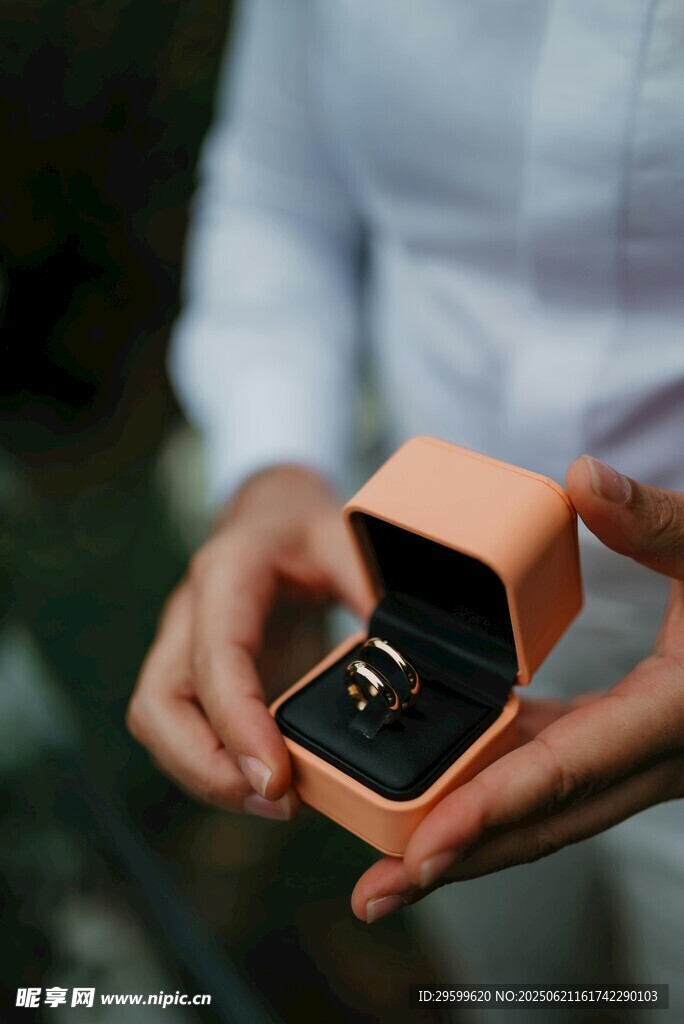 手中的精致戒指礼盒