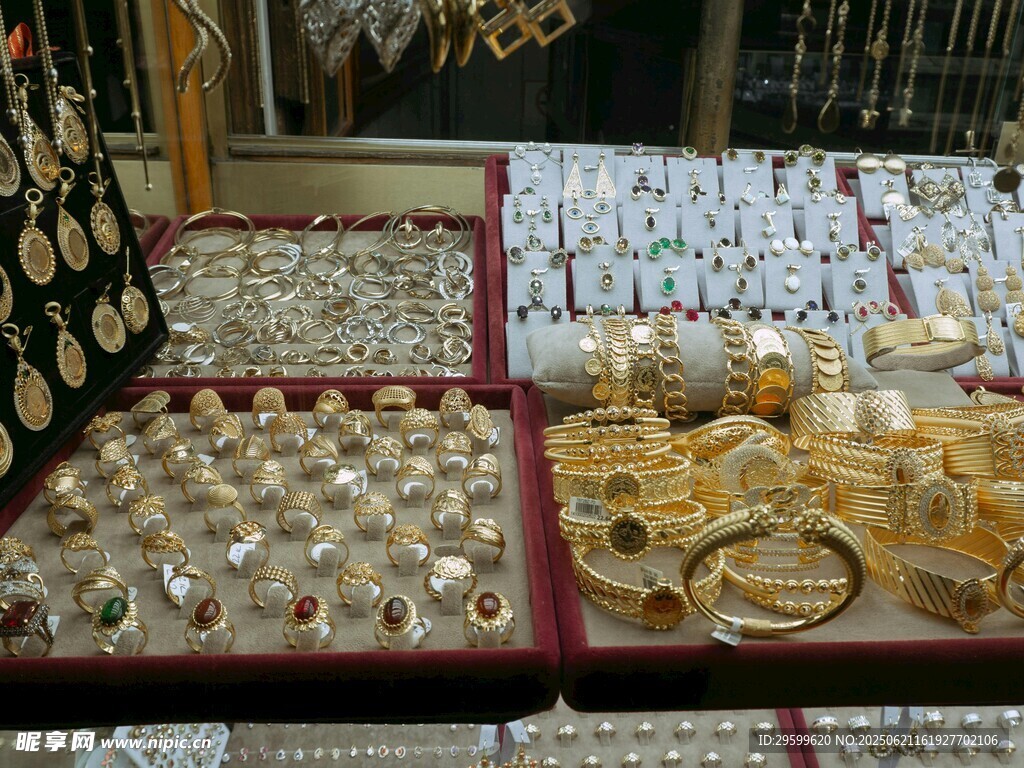 琳琅满目的精美银饰陈列