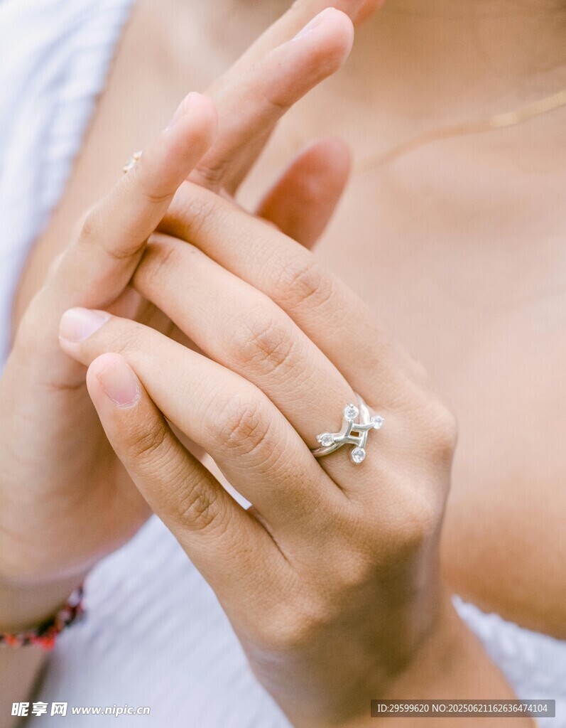 手戴戒指特写
