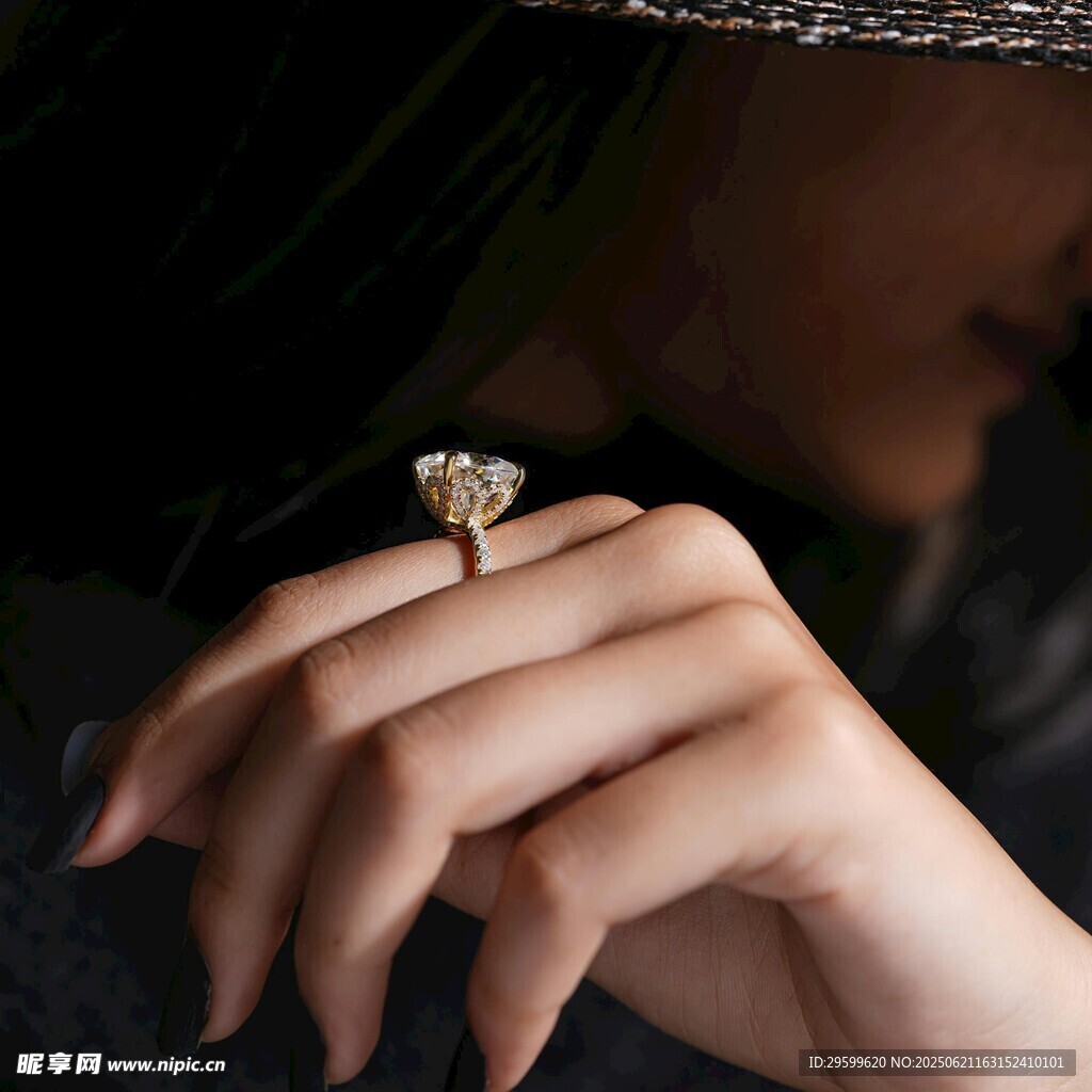 女性手上闪耀的精致钻戒