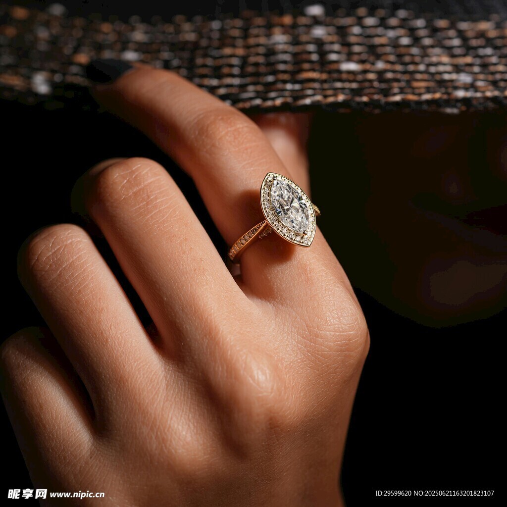 优雅手戴精致钻石戒指