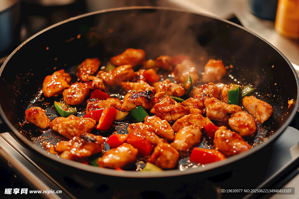 锅中美味鸡肉蔬菜炒制