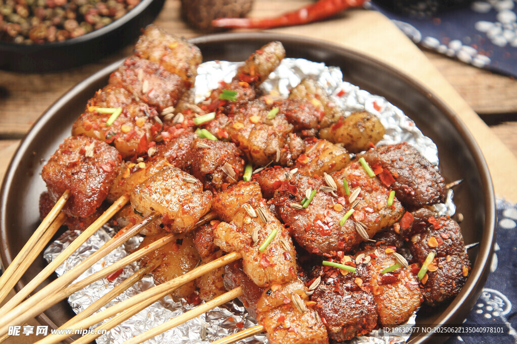 美味烤肉串搭配米饭