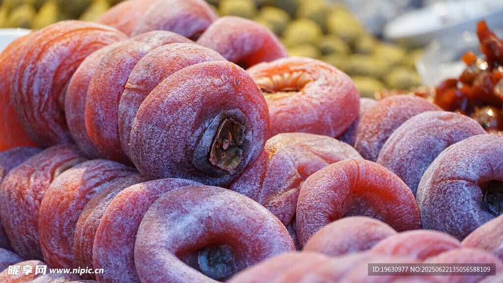 新鲜堆叠的紫红色美味桃子