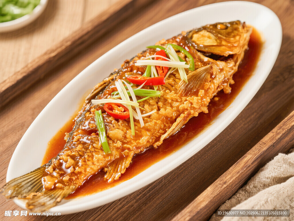 红烧鲤鱼摆盘中