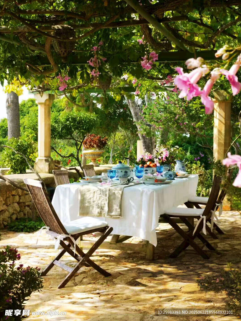 庭院餐桌