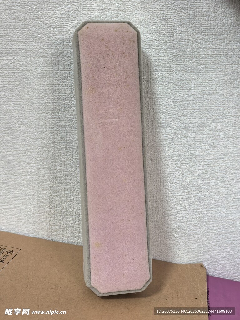 粉色长方体物件特写