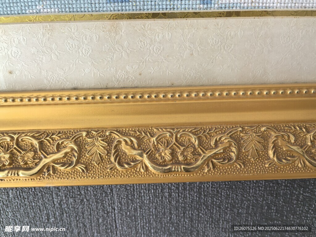 金色雕花画框细节展示