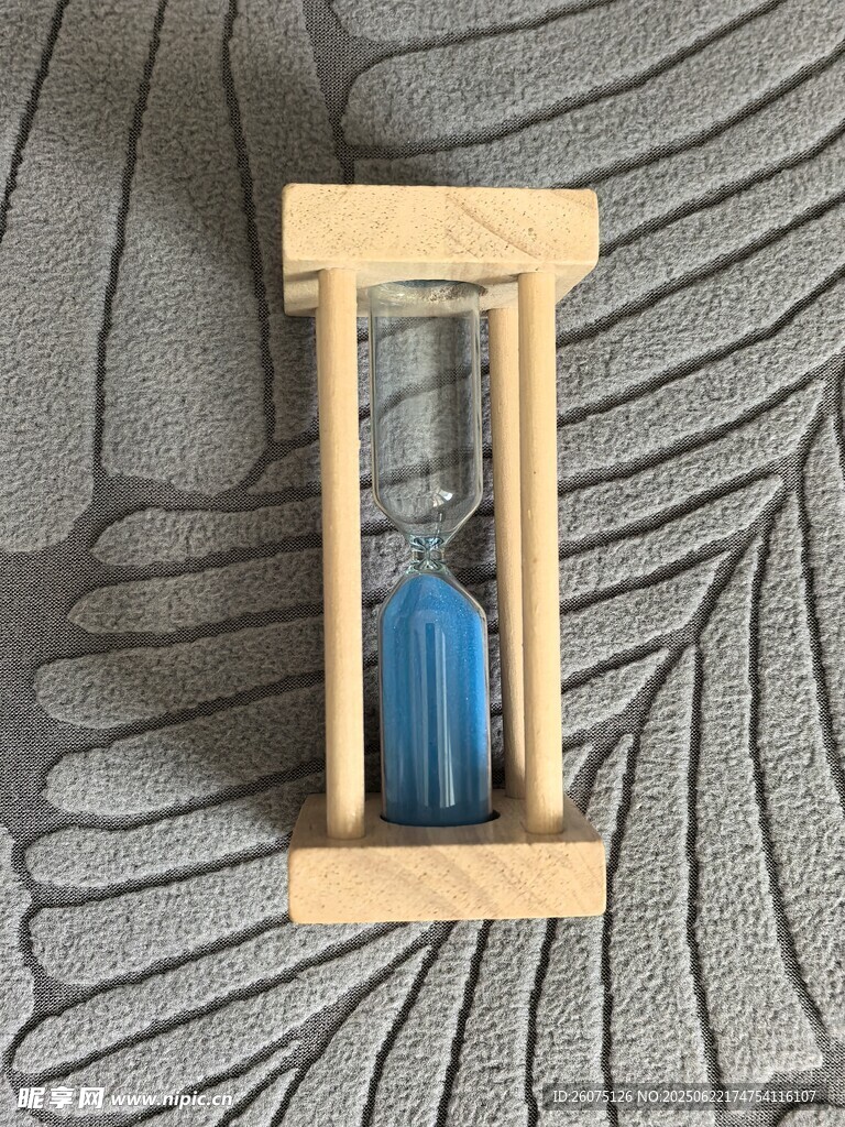 木质框架中的蓝色沙漏