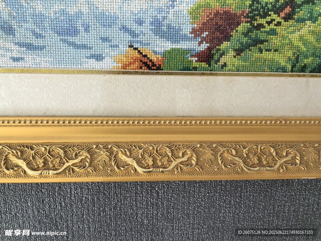 金色雕花画框