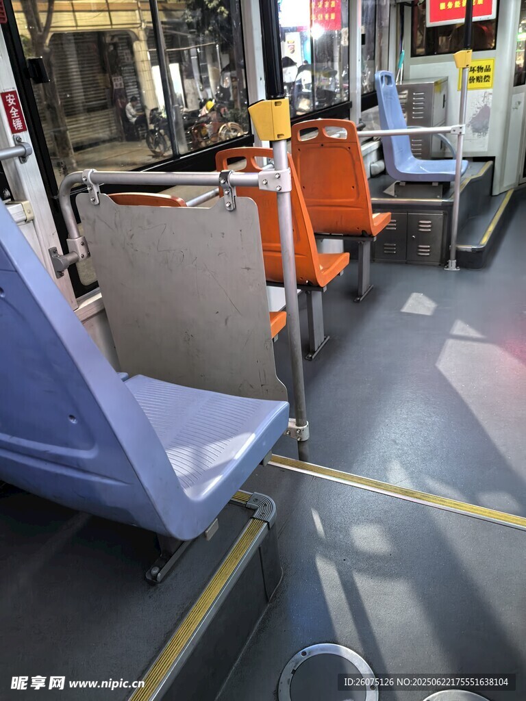 地铁车厢内的座椅与设施
