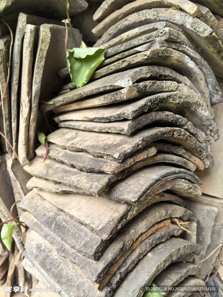 古老瓦片堆叠的独特景致