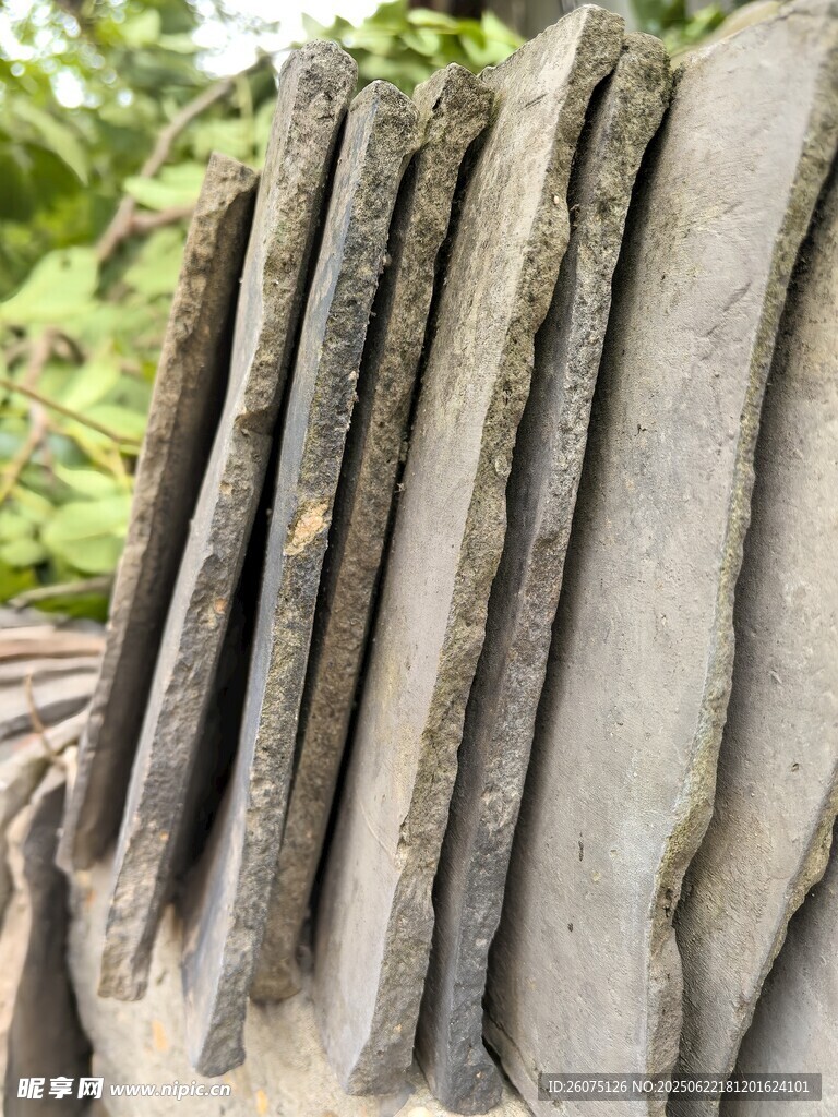 纹理独特的层叠岩石