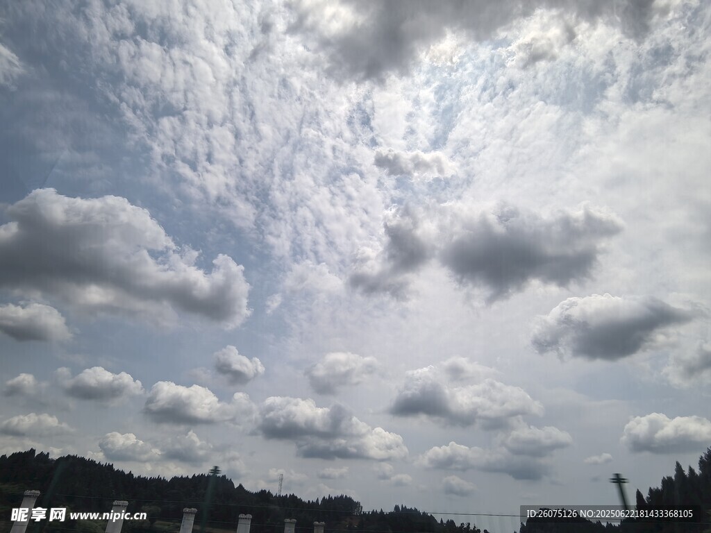 蓝天白云下的开阔景致