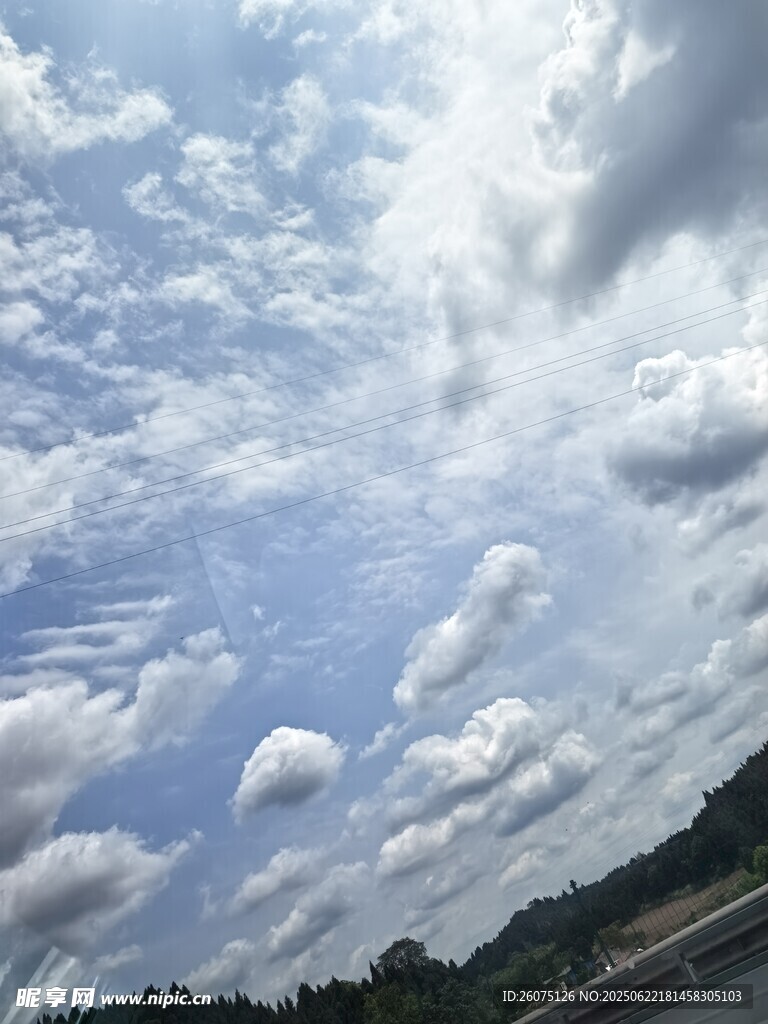 公路上空的蓝天白云美景