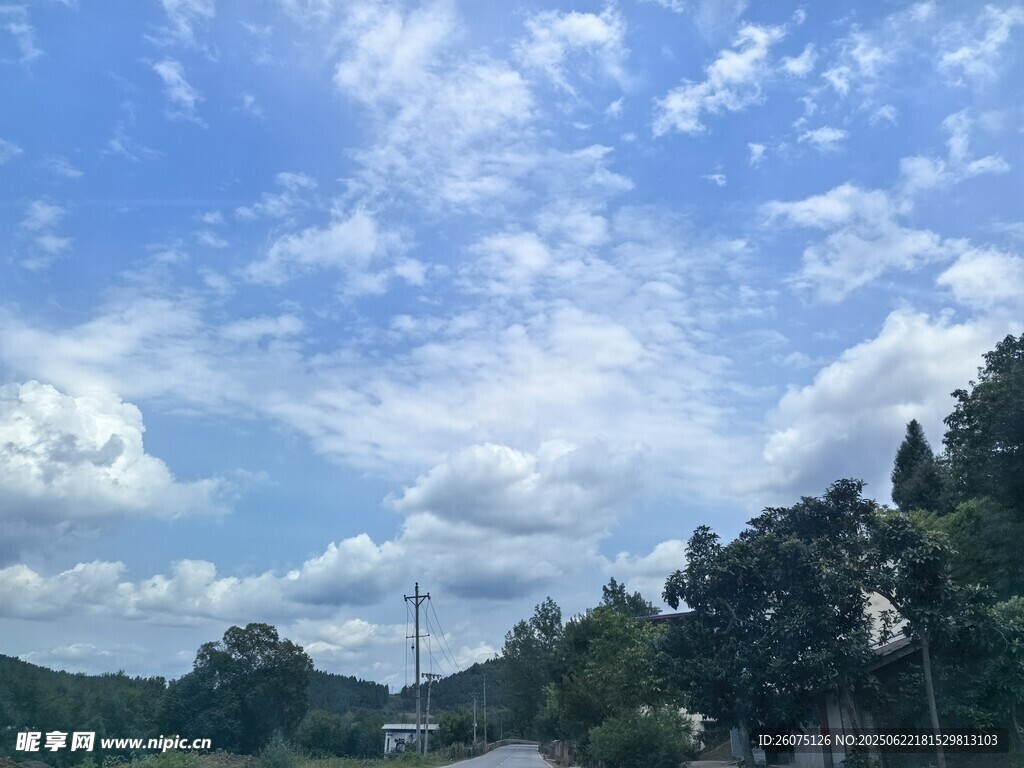 蓝天白云下的山林景致