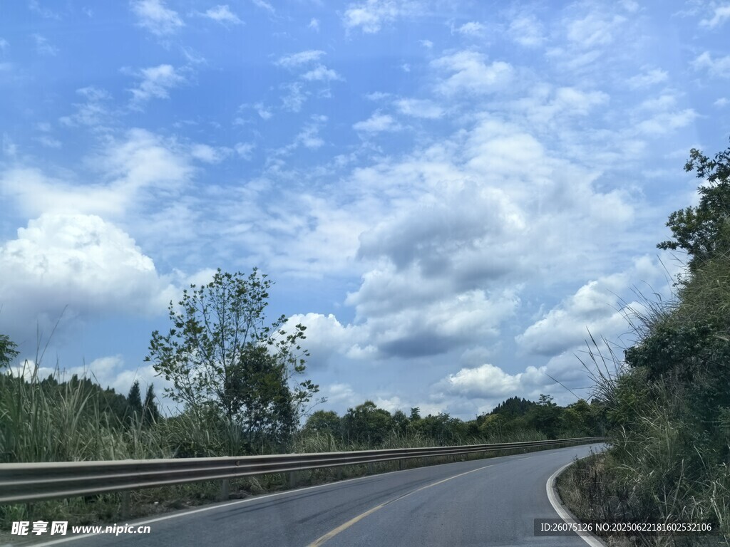 蜿蜒公路旁的蓝天白云
