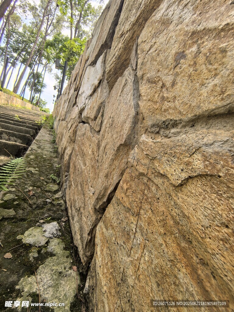 山间巨石纹理特写