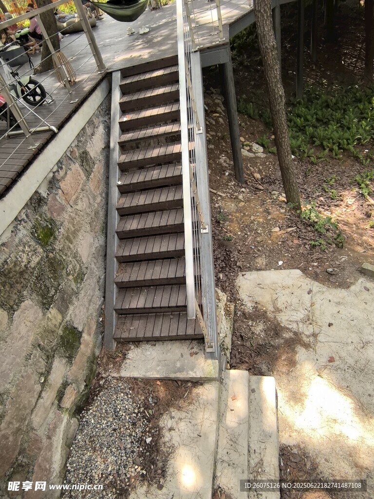 户外老旧金属阶梯