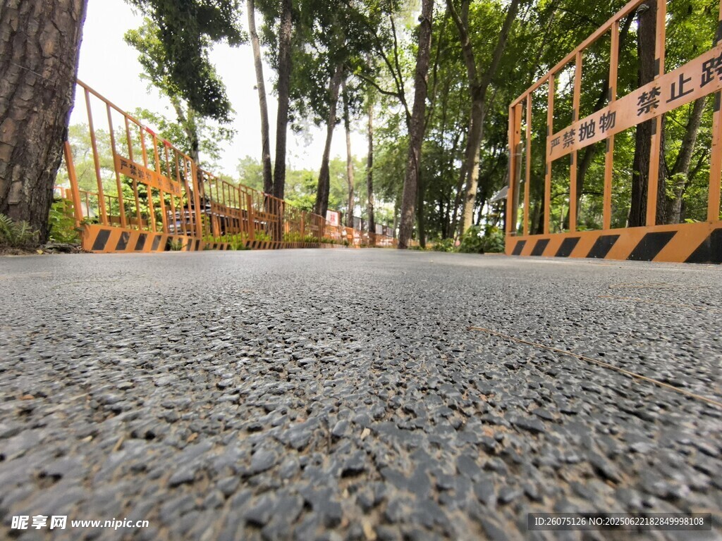 户外碎石路面与周边景致