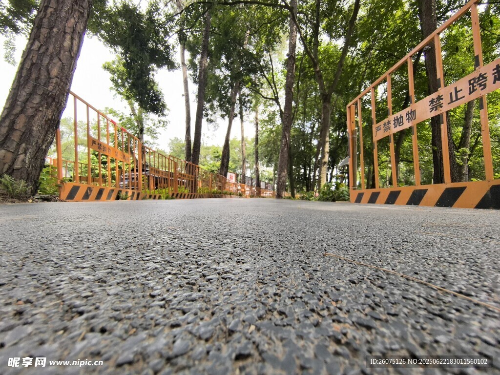 户外碎石路与周边景致