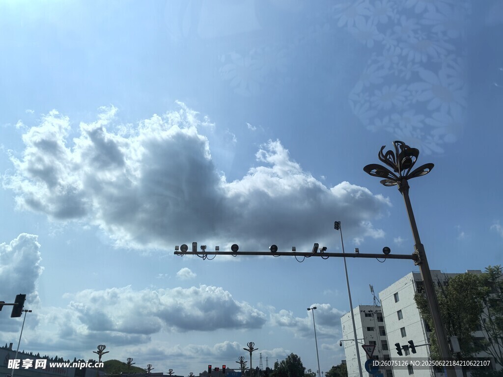 蓝天白云下的户外场景