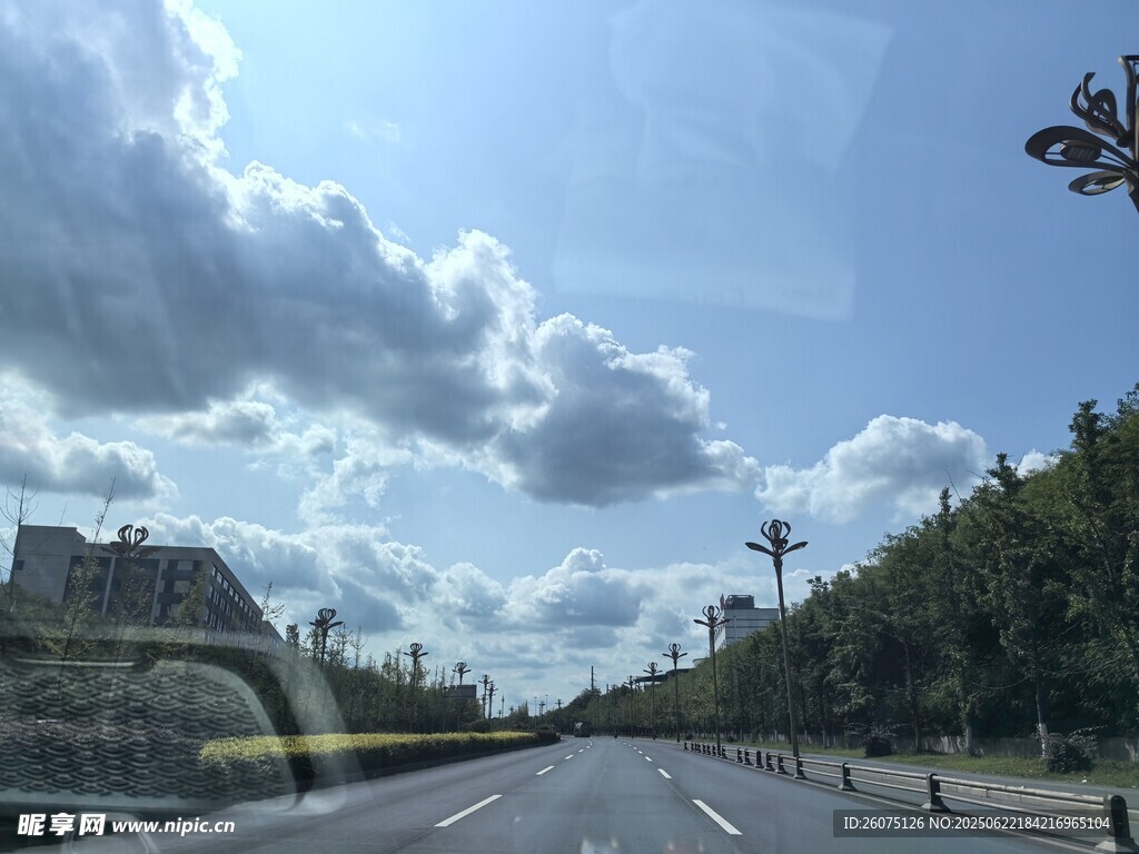 公路上的蓝天白云绿树