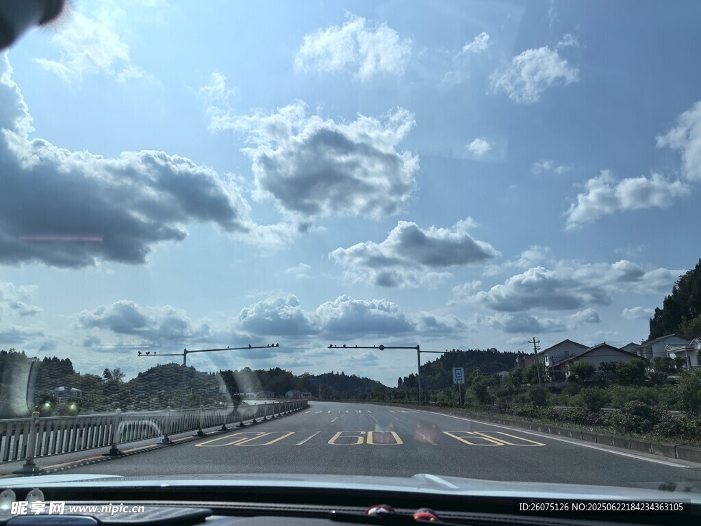 公路行车视角蓝天白云景