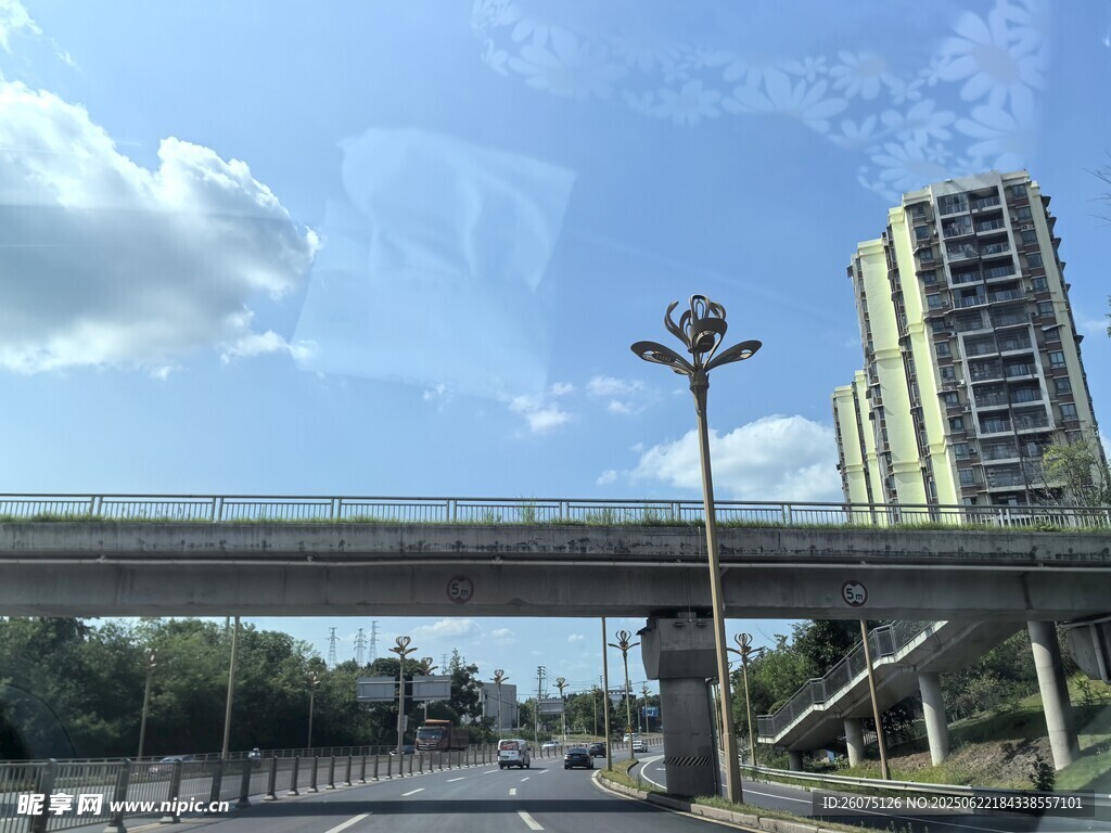 城市高架桥与高楼景观