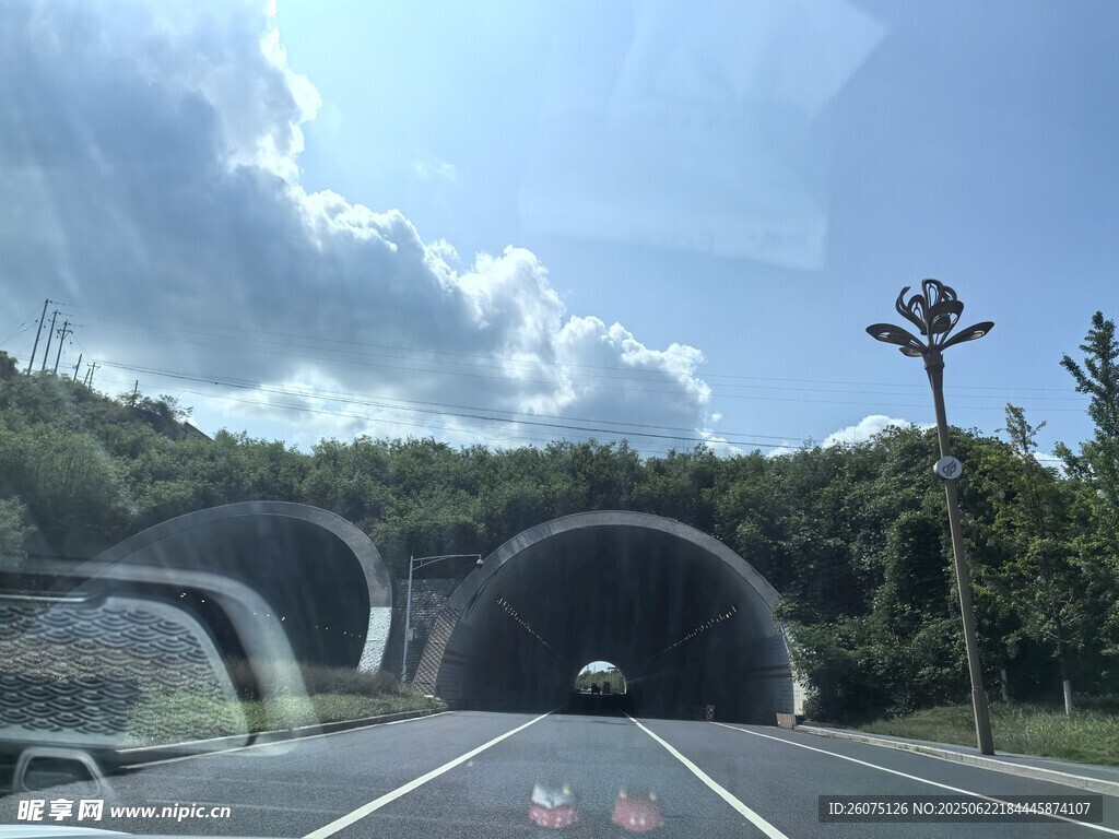 公路前方双隧道景观