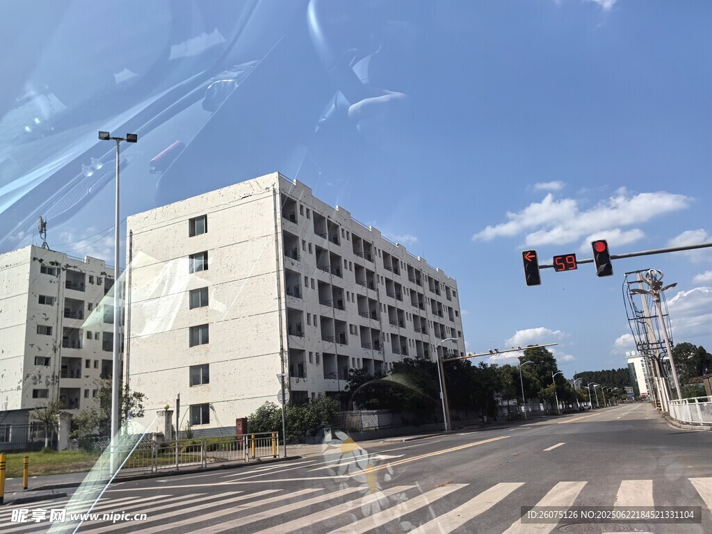 城市路口旁的多层白色建筑