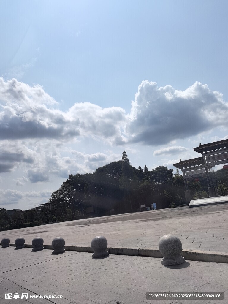 蓝天白云下的宏伟建筑