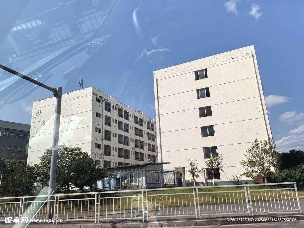 城市中的白色多层建筑