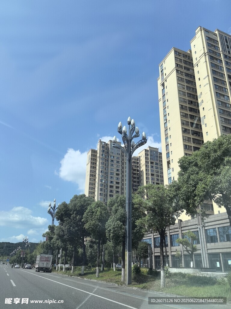 城市街道旁的高楼景观