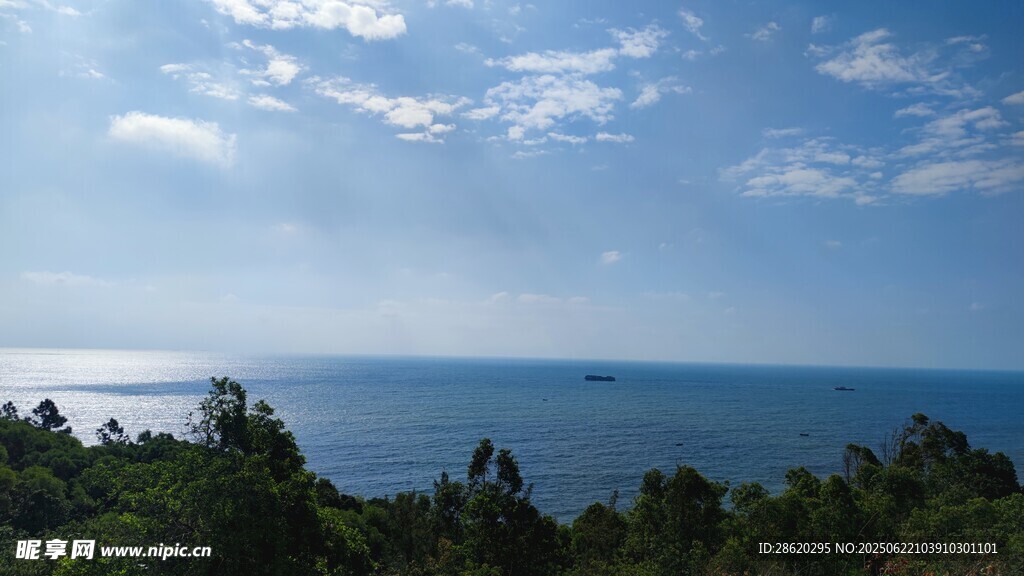 海边蓝天绿树美丽景致