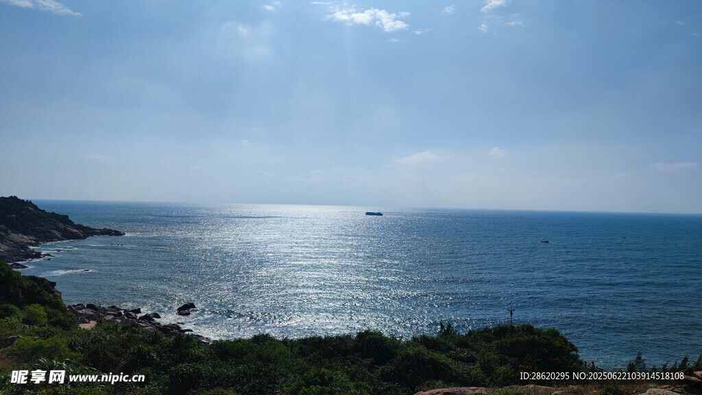 海边美景 阳光照耀的海岸线