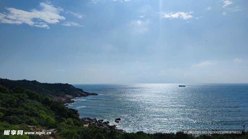 海边美景 阳光照耀海岸线