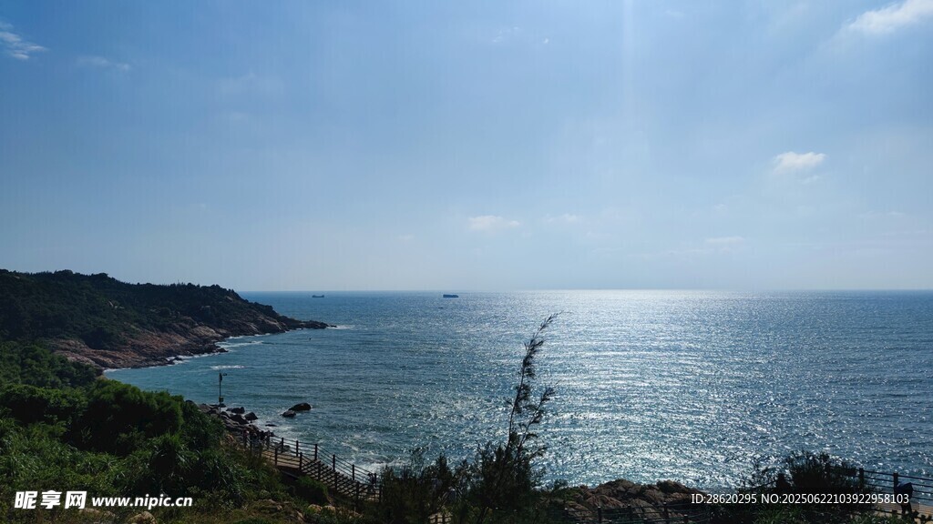 海边美景 阳光照耀海岸线
