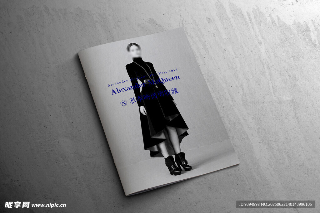 时尚杂志封面设计展示样机贴图
