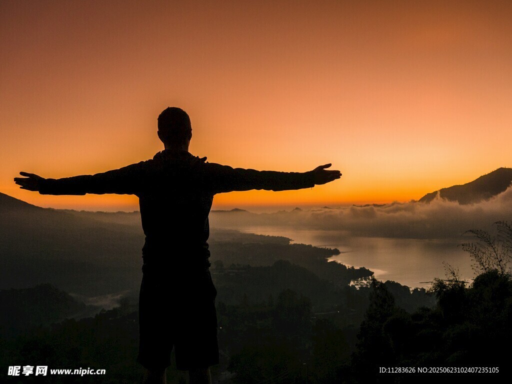 拥抱日出的孤独身影