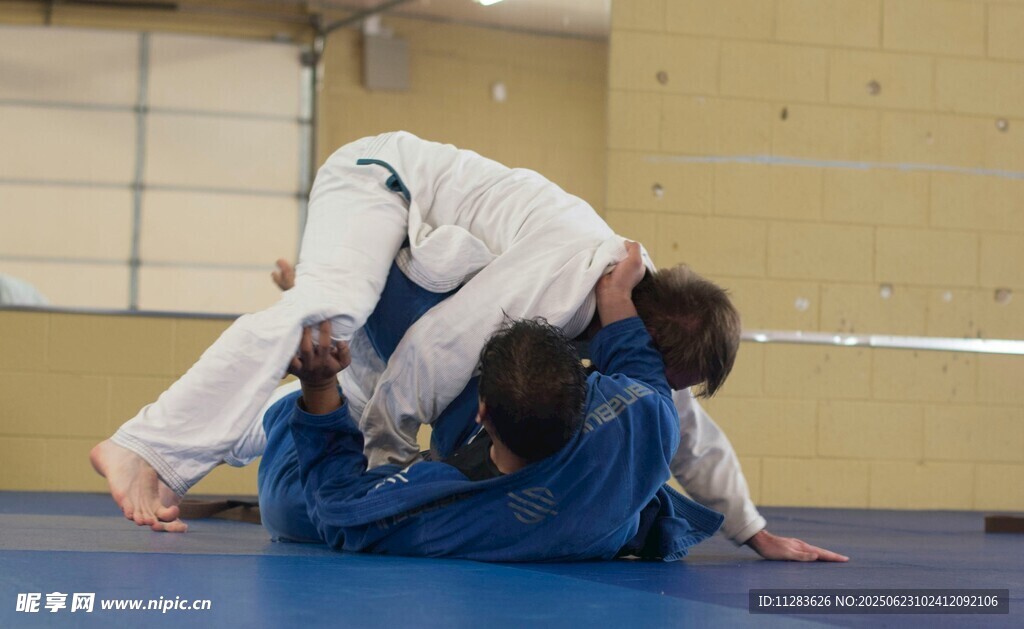 柔道选手激烈对抗瞬间