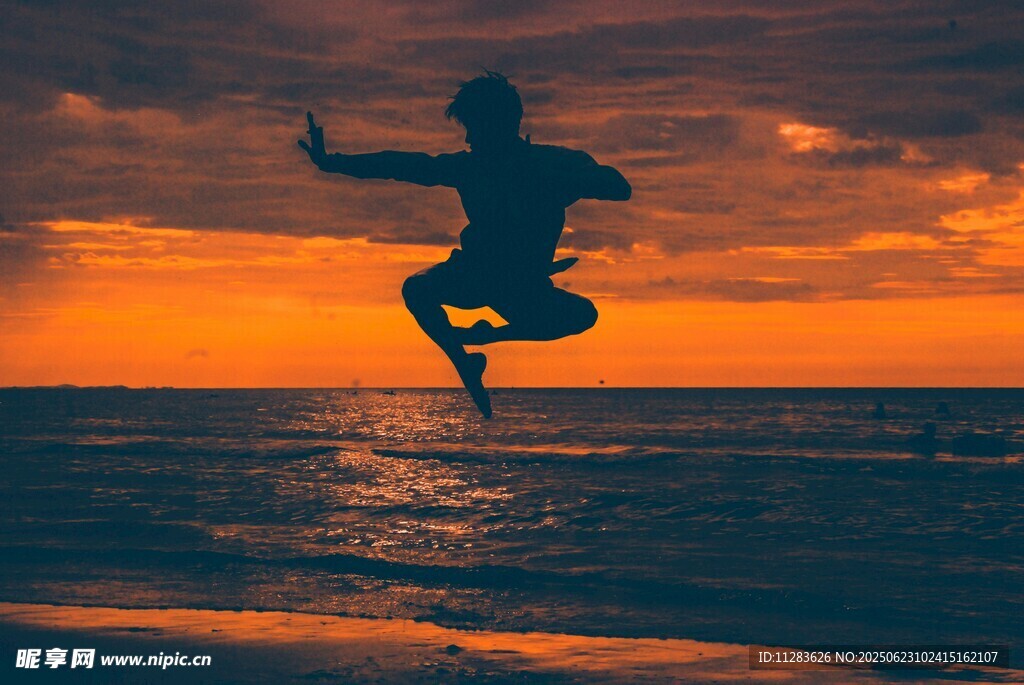 夕阳下海边跳跃的身影