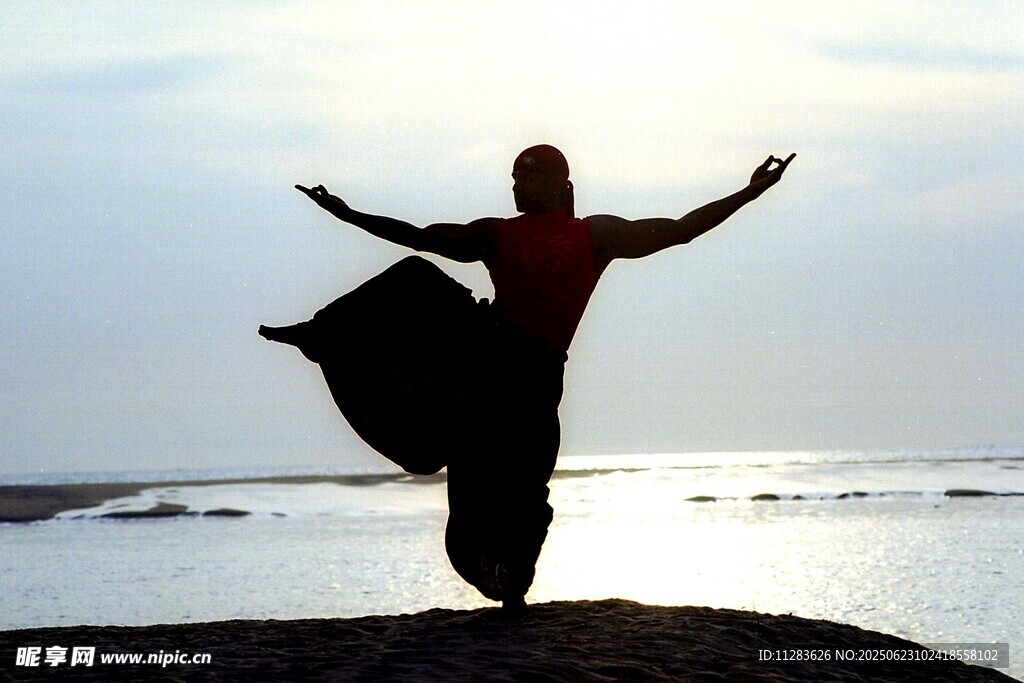 海边舞者舒展身姿