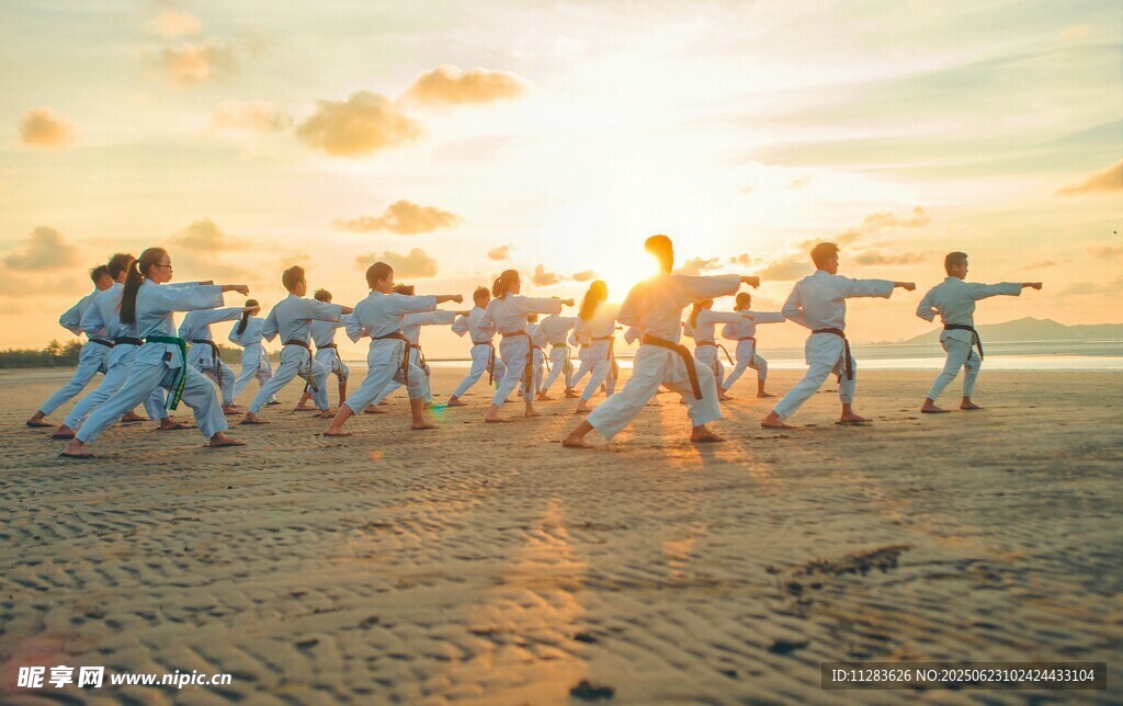 沙滩上的活力人群